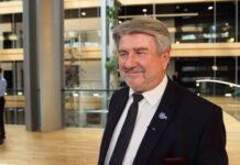 Wakacje europosłów. W planach: remonty, joga, kajaki i wczasy pod palmami