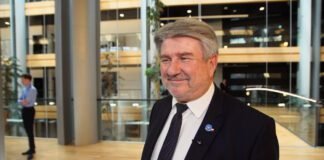 Wakacje europosłów. W planach: remonty, joga, kajaki i wczasy pod palmami Godzinnik
