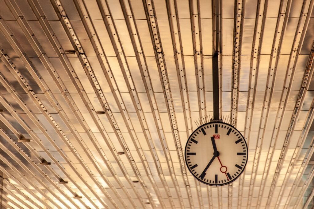 Spada zaufanie do ekspertów i instytucji. Odwrócenie kryzysu autorytetów ma duże znaczenie dla nauki 12 p.m. – która to godzina? Południe czy północ?