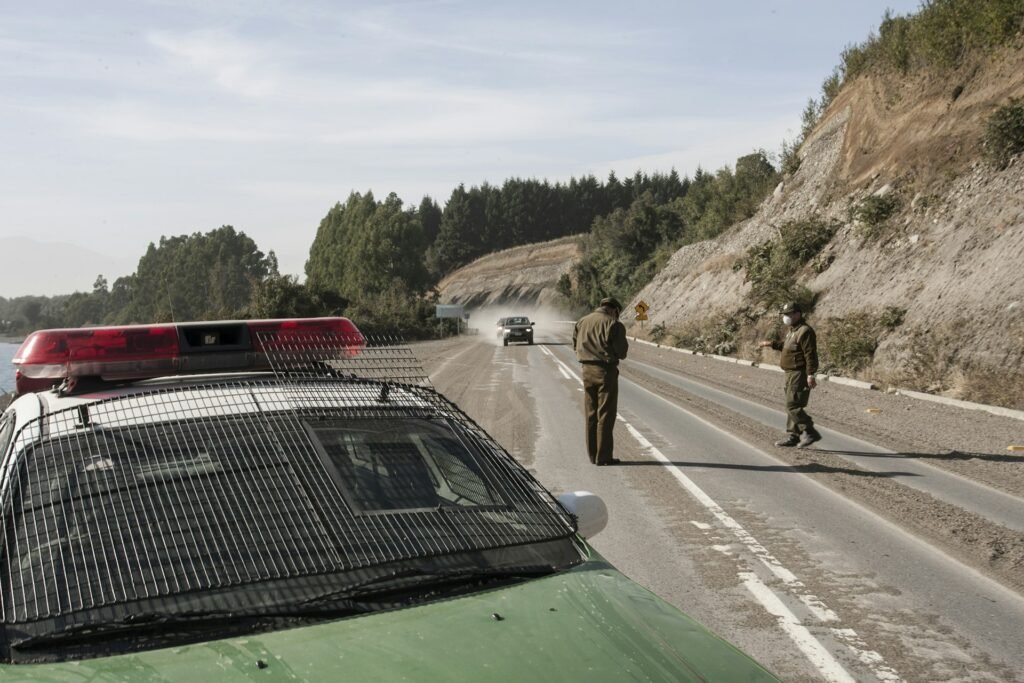 Wielka akcja policji na drogach w całym kraju. Dziś łatwo o mandat, a nawet o utratę prawa jazdy akcja prędkość Policjanci podczas kontroli drogowej przy radiowozie na poboczu drogi