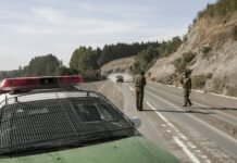 Wielka akcja policji na drogach w całym kraju. Dziś łatwo o mandat, a nawet o utratę prawa jazdy Policjanci podczas kontroli drogowej przy radiowozie na poboczu drogi