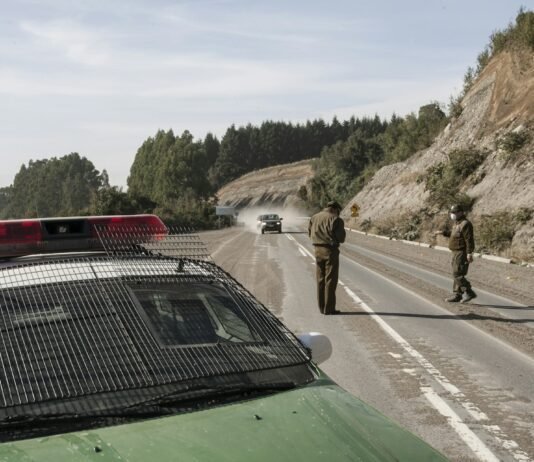 Wielka akcja policji na drogach w całym kraju. Dziś łatwo o mandat, a nawet o utratę prawa jazdy Policjanci podczas kontroli drogowej przy radiowozie na poboczu drogi