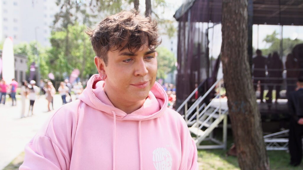 Po Prostu Damian: Dziennie do streamingu wpada 50 tys. kawałków zrobionych przez AI. To obniża morale tym, którzy sami piszą utwory i inwestują w nie duże pieniądze