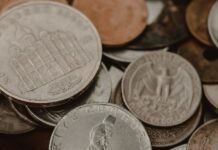Sterta starych, pokrytych patyną monet znalezionych w ziemi