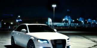Zaparkowany samochód marki Audi