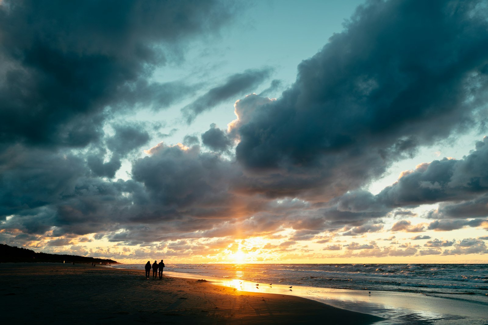 Bałtyk wyrzucił czarne, lepkie grudki na 50 kilometrach wybrzeża. Plaże zamknięte do odwołania