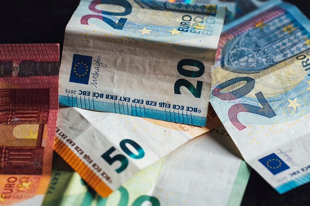 Wyrzucili komodę, w szufladzie były oszczędności życia. Niezwykły finał poszukiwań pod Szczecinem Wyrzucili komodę, w szufladzie były oszczędności życia. Niezwykły finał poszukiwań pod Szczecinem