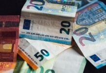 Plik banknotów euro leżących na stole