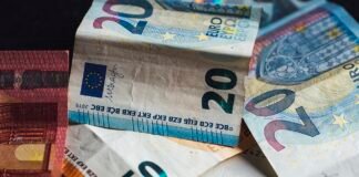 Wyrzucili komodę, w szufladzie były oszczędności życia. Niezwykły finał poszukiwań pod Szczecinem Plik banknotów euro leżących na stole