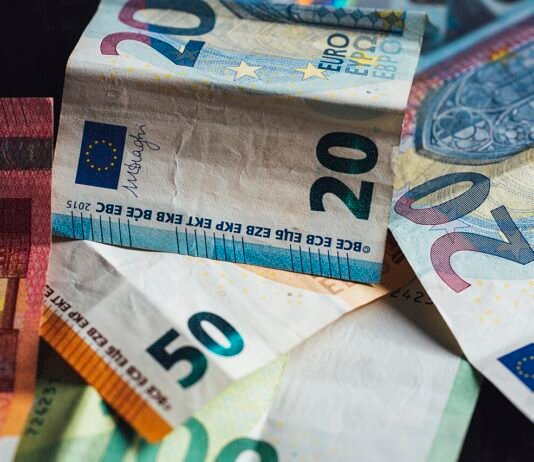 Wyrzucili komodę, w szufladzie były oszczędności życia. Niezwykły finał poszukiwań pod Szczecinem Plik banknotów euro leżących na stole