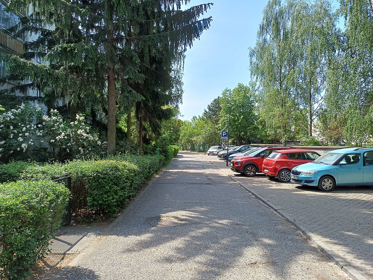 Ściany pękały od 2009 roku, teraz 44 rodziny są poza domem. Prokuratura wszczęła śledztwo w sprawie bloku na Ursynowie