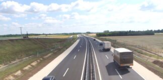 Kolejny wypadek polskiego autokaru na Węgrzech. Zaczęło się od zderzenia z owcą, w pojazd uderzyła ciężarówka Droga ekspresowa M86 w zachodniej części Węgier