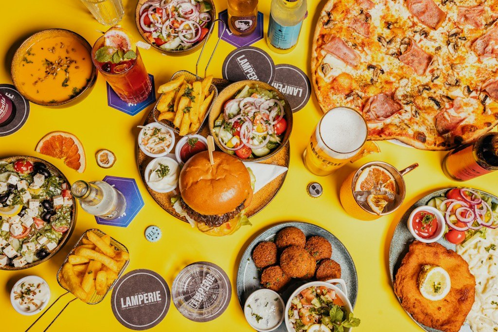 Pizza, chrupiące frytki i szybkie dania – co sprawia, że trafiają na stół tak szybko? Pizza, chrupiące frytki i szybkie dania – co sprawia, że trafiają na stół tak szybko?