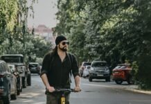 Pędził hulajnogą ponad 100 km/h po trzypasmówce. Nagranie trafiło do policji, kary mogą sięgnąć 8 tys. zł
