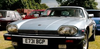 Jaguar rozpadł się na pół, zginął jeden z najbogatszych Norwegów. Prokuratura po roku zamknęła śledztwo Klasyczny Jaguar XJS coupe w kolorze błękitnym