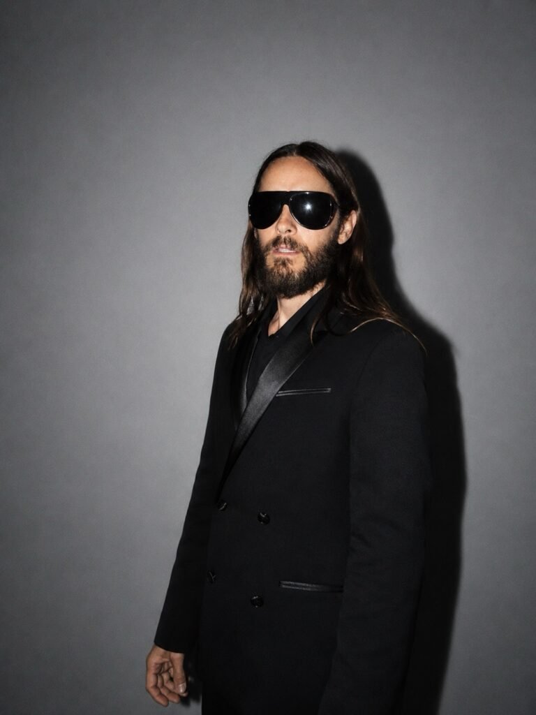 Jared Leto w czarnej marynarce i ciemnych okularach, portret z 2026 roku