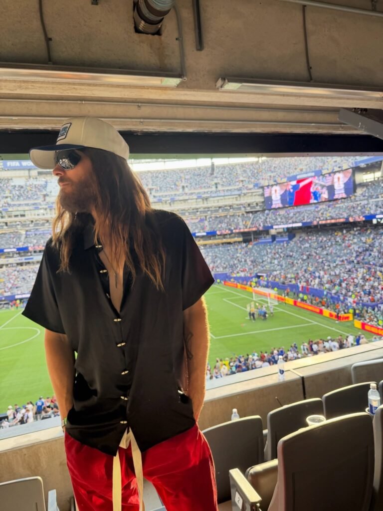 Jared Leto w kapeluszu i czarnej koszuli na trybunach stadionu, lato 2026