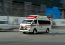 Okradli szpital i odjechali karetką. Zuchwały skok w Miastku na oczach kamer Karetka pogotowia jadąca ulicą miasta