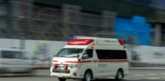 Karetka pogotowia jadąca ulicą miasta