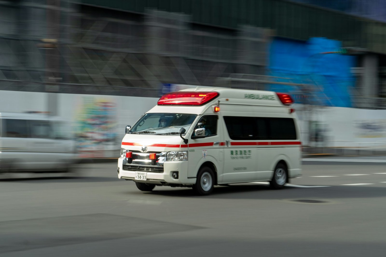 Okradli szpital i odjechali karetką. Zuchwały skok w Miastku na oczach kamer