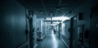 Zmarła leżała na schodach przychodni przez trzy godziny. Żaden z lekarzy nie zareagował