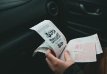 Osoba trzymająca kupony loterii liczbowej