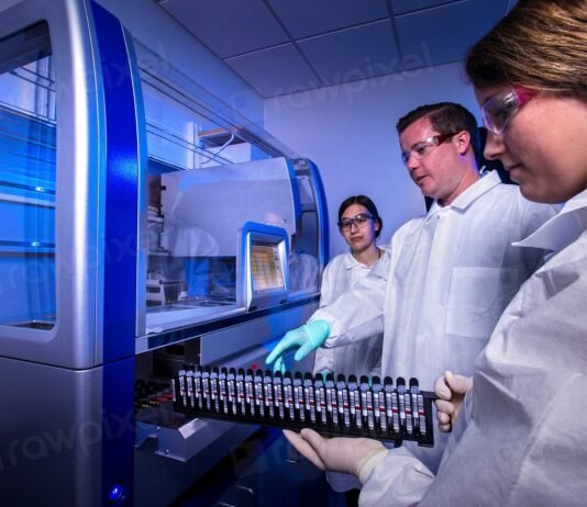 Naukowiec podczas ekstrakcji DNA w laboratorium