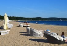 Kolorowe leżaki na piaszczystej plaży w Sopocie w słoneczny dzień
