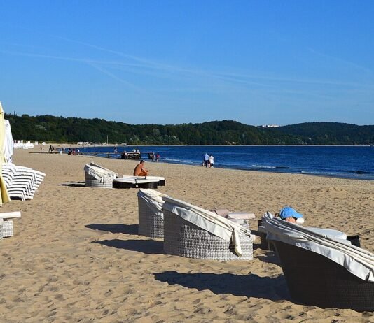 Ostatni dzwonek na zaległy urlop. Po 30 września o terminie wolnego zdecyduje za ciebie pracodawca Kolorowe leżaki na piaszczystej plaży w Sopocie w słoneczny dzień
