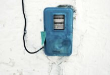 Licznik energii elektrycznej na ścianie budynku