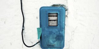 Licznik energii elektrycznej na ścianie budynku