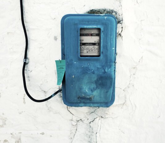 Licznik energii elektrycznej na ścianie budynku