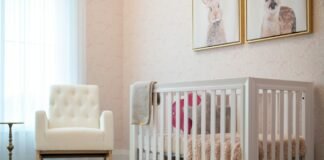 Białe łóżeczko dziecięce w przytulnym pokoju niemowlęcym