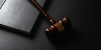 Kazała pracownikom piec ciasta na prymicje syna i poniżała podwładnych. Była szefowa DPS trafi za kratki Młotek sędziowski i księga prawnicza na ciemnym tle