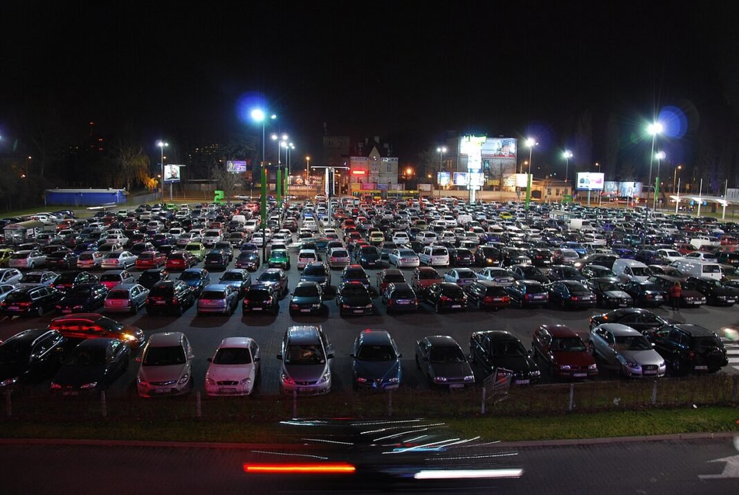 Zwykłe zakupy, a kończą się u blacharza. Parkingi galerii handlowych to najbardziej kolizyjne miejsca w Polsce Zwykłe zakupy, a kończą się u blacharza. Parkingi galerii handlowych to najbardziej kolizyjne miejsca w Polsce