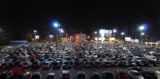 Zwykłe zakupy, a kończą się u blacharza. Parkingi galerii handlowych to najbardziej kolizyjne miejsca w Polsce Zapełniony samochodami parking przy centrum handlowym Manufaktura w Łodzi