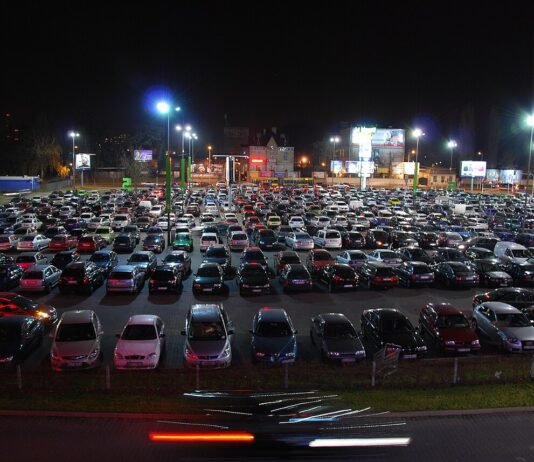 Zwykłe zakupy, a kończą się u blacharza. Parkingi galerii handlowych to najbardziej kolizyjne miejsca w Polsce Zapełniony samochodami parking przy centrum handlowym Manufaktura w Łodzi