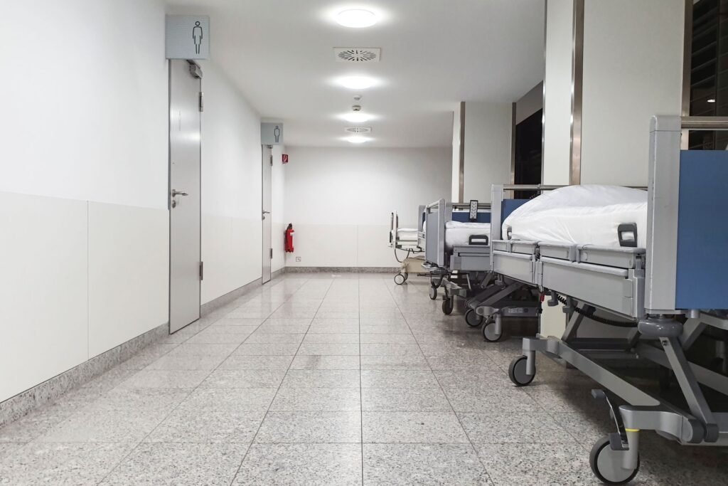 Chciał „ukarać” pacjenta i dusił go poduszką. Pielęgniarz z wrocławskiego szpitala w areszcie Chciał „ukarać” pacjenta i dusił go poduszką. Pielęgniarz z wrocławskiego szpitala w areszcie