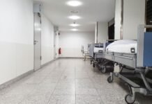 Chciał „ukarać” pacjenta i dusił go poduszką. Pielęgniarz z wrocławskiego szpitala w areszcie Szpitalne łóżka stojące na korytarzu oddziału