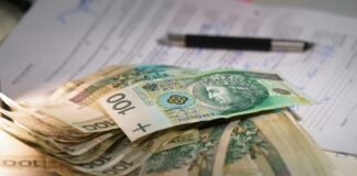 Plik polskich banknotów leżący na dokumentach