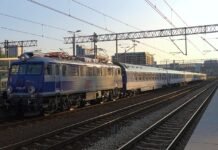 Lokomotywa EP08 PKP Intercity ze składem wagonów na stacji kolejowej