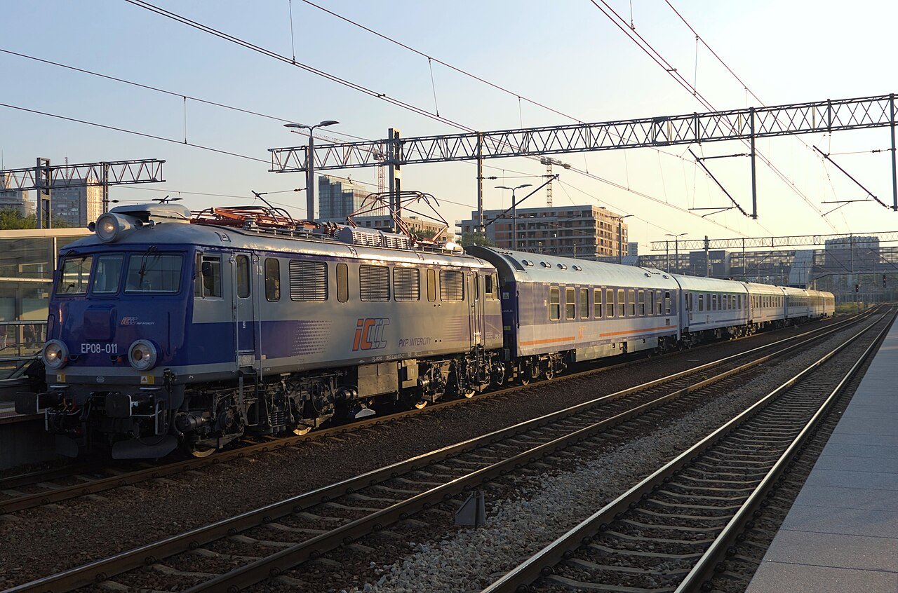 Huk, kurz i przewrócona lokomotywa. Pociąg Intercity wykoleił się po zderzeniu z ciężarówką na Mazowszu