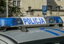 Belka świetlna polskiego radiowozu policyjnego z napisem Policja, zdjęcie ilustracyjne