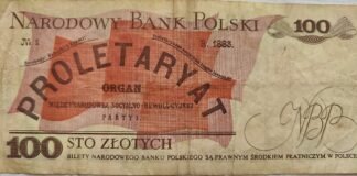 Czternasta emerytura trafia właśnie na konta seniorów. Sprawdź kwotę, terminy i to, kto nie dostanie ani złotówki Polskie banknoty złotowe rozłożone na stole, zdjęcie ilustracyjne