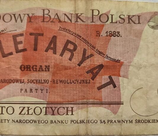 Czternasta emerytura trafia właśnie na konta seniorów. Sprawdź kwotę, terminy i to, kto nie dostanie ani złotówki Polskie banknoty złotowe rozłożone na stole, zdjęcie ilustracyjne