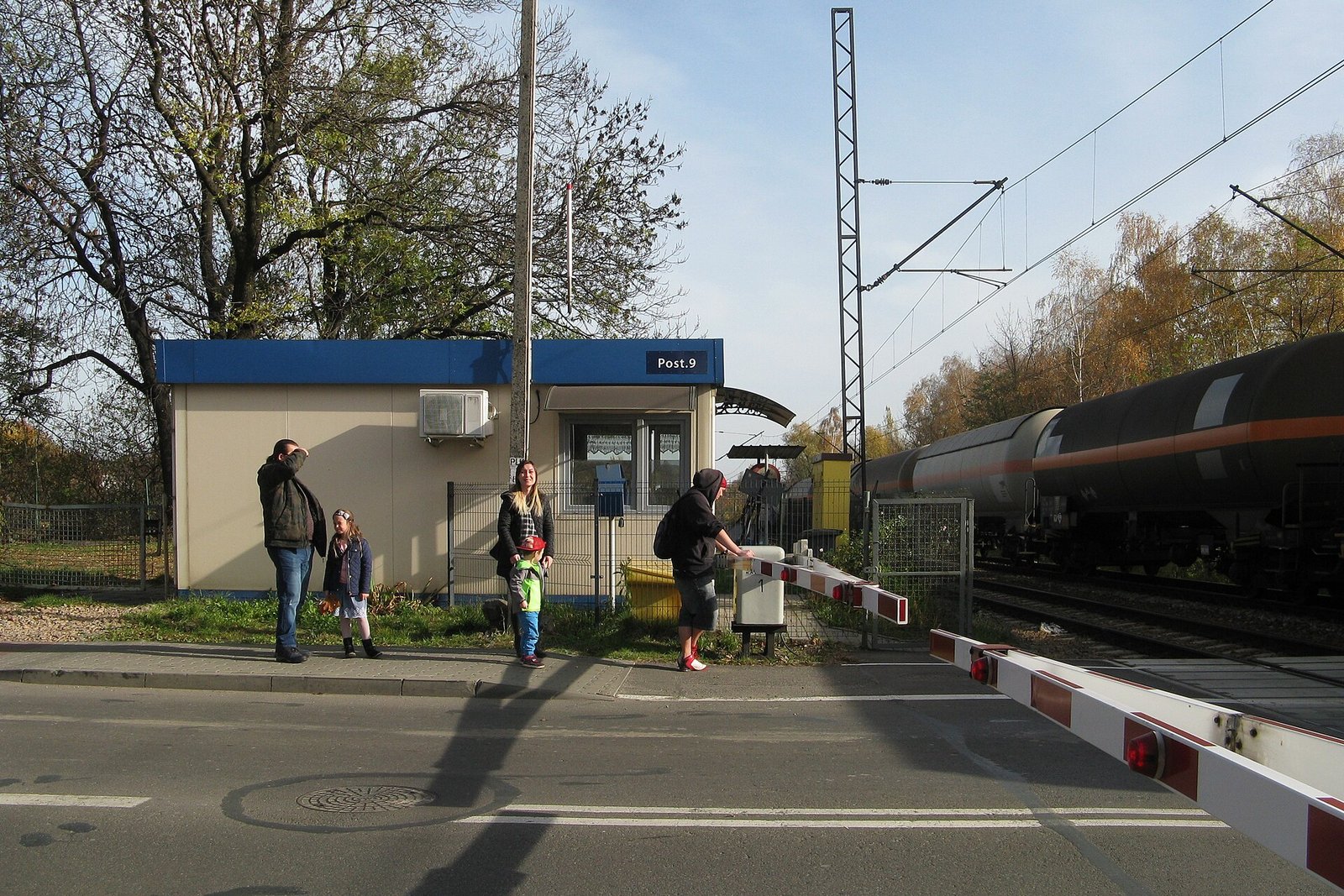 Rogatki zamknęły się, a auto stoi na torach. Ekspert PLK: o życiu decyduje 11 sekund