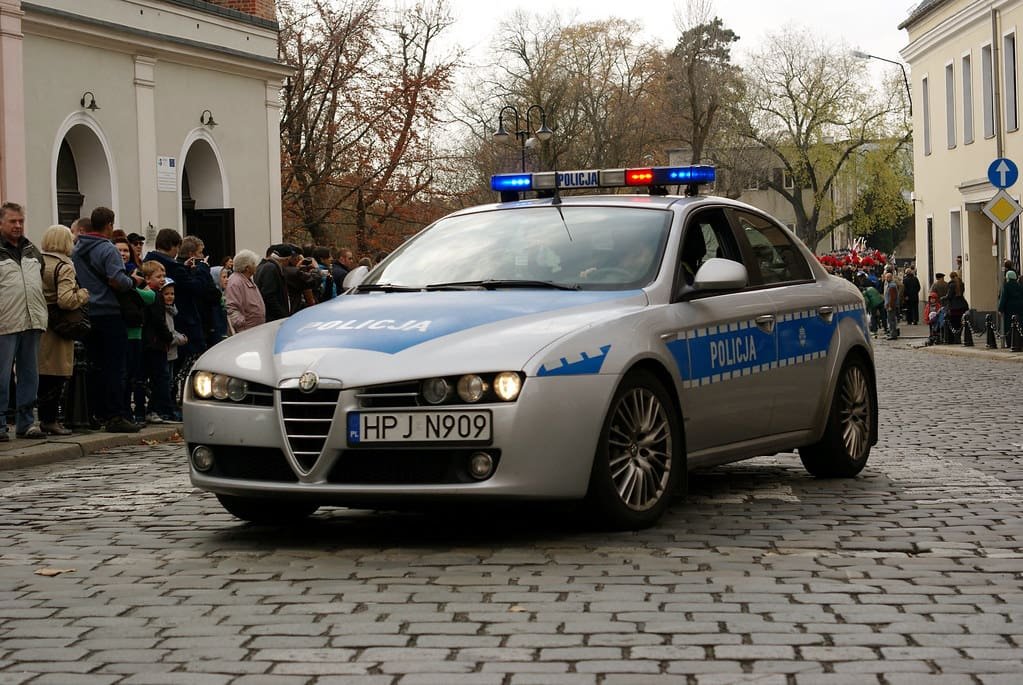 Szła na wieczór panieński, nagle poczuła ogromny huk i krew na skroni. Policja weszła do mieszkania 62-latka