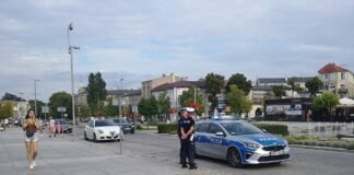 Policyjny radiowóz zaparkowany na ulicy