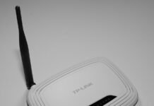 Prawie 2 mln zł kary dla znanego operatora. Klienci mogą liczyć na zwrot pieniędzy Domowy router Wi-Fi na białym tle, zdjęcie ilustracyjne