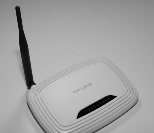 Domowy router Wi-Fi na białym tle, zdjęcie ilustracyjne
